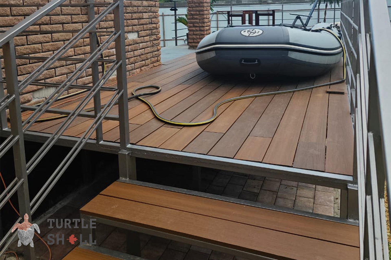 Террасная доска Co-Extrusion "Turtle Shell" Solid Dual Australian Palisander и Thai Teak на террасе г. Москва