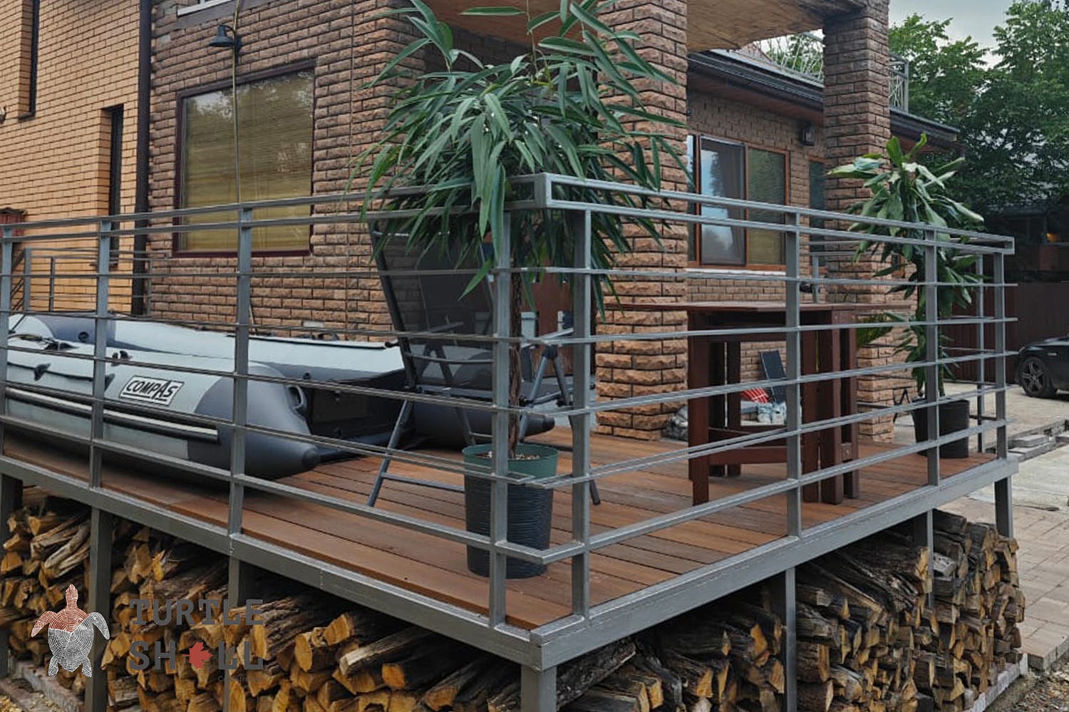 Террасная доска Co-Extrusion "Turtle Shell" Solid Dual Australian Palisander и Thai Teak на террасе г. Москва