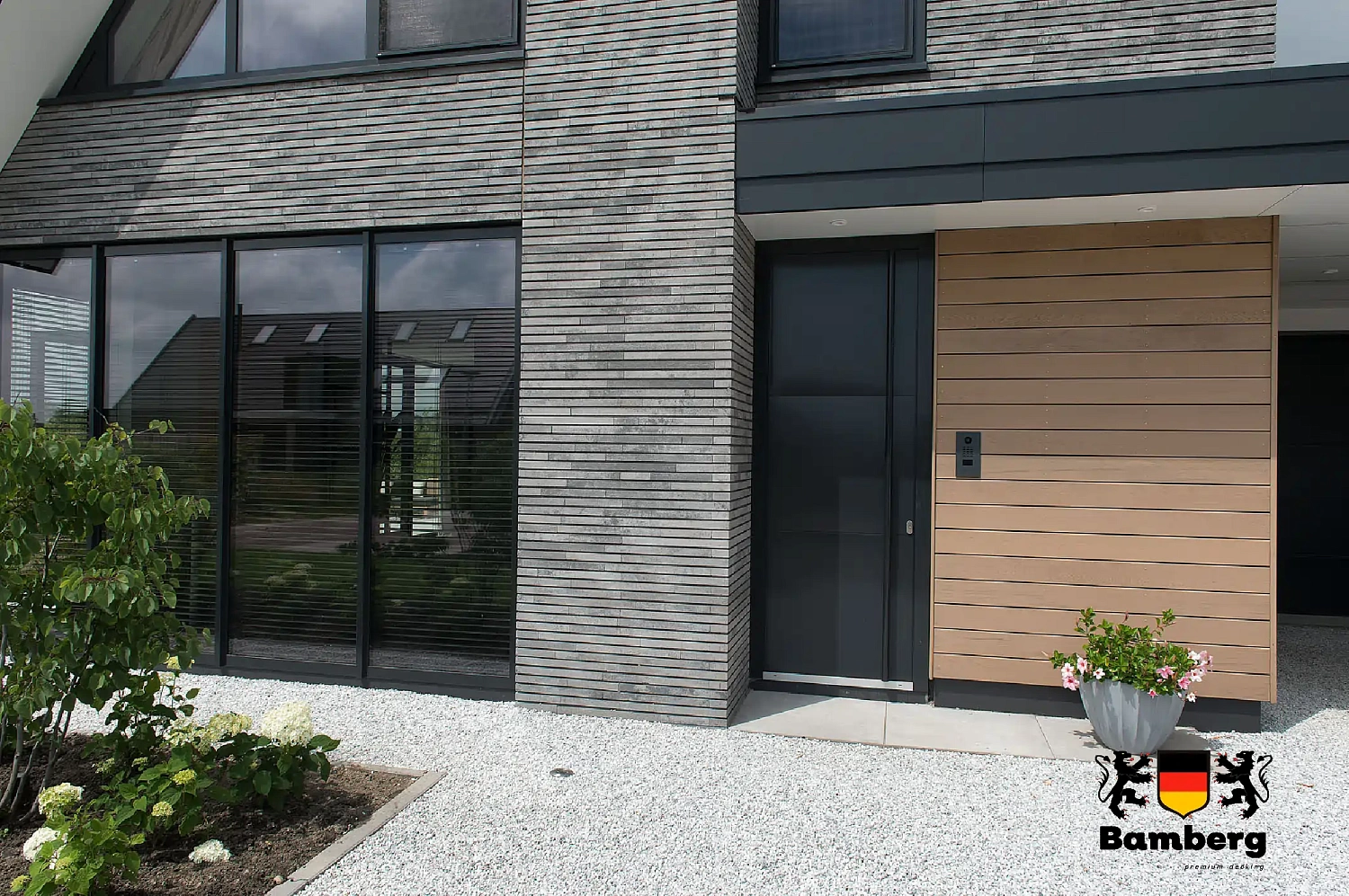 Террасная доска ДПК BAMBERG Lebanese Cedar в оформлении фасада